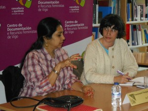 Thamizhachi e María Reimóndez no Centro de Recrusos Feministas do Concelllo de Vigo